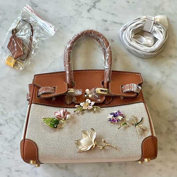 New w/plastic Werkin 25, custom designed w/6 floral brooches, strap, clochette - Picture 2 of 13